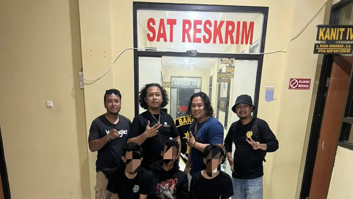 DIBEKUK: Pelaku pencurian kabel listrik milik PLN di jalur Malimbu, Desa Malaka, bersama barang bukti yang diamankan polisi.