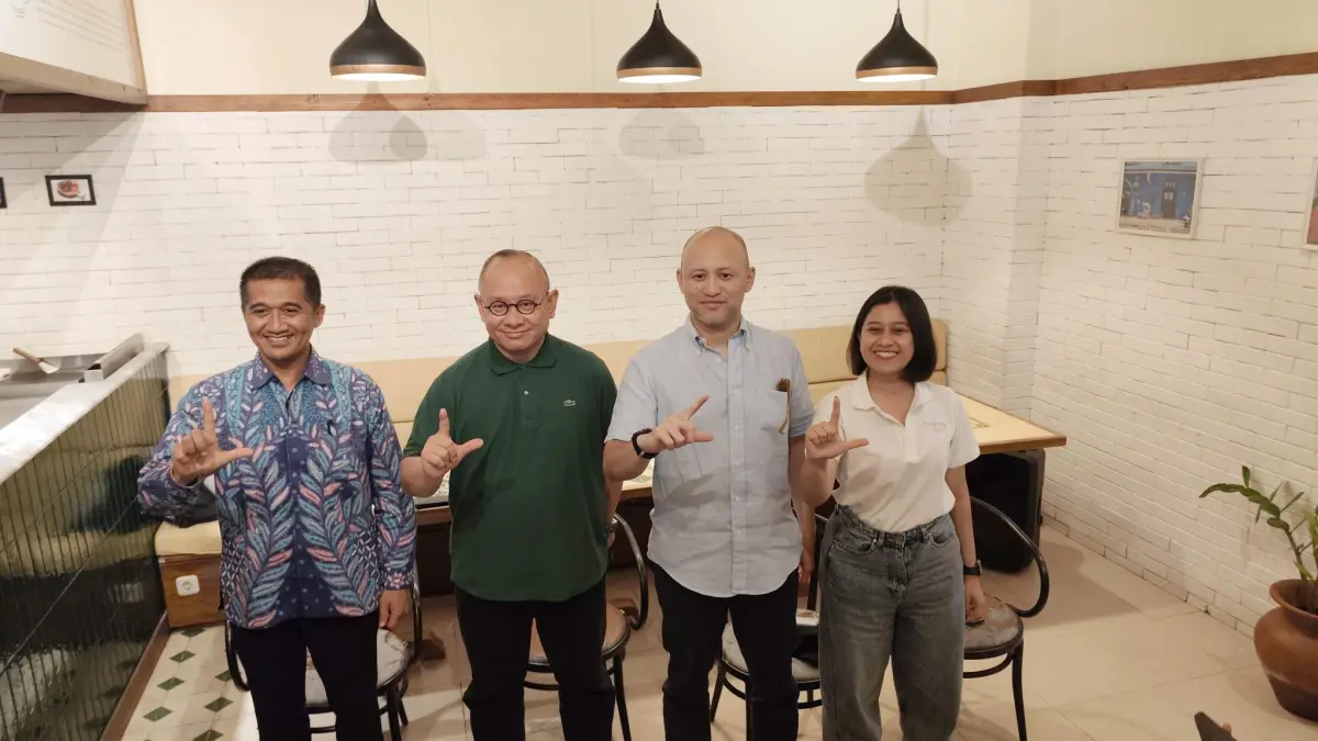 Direktur Operasi ITDC Troy Reza Warokka (dua kiri) memperkenalkan Direktur Utama MGPA Ananda Mikola (dua kanan) dan GM The Mandalika Pari Wijaya (kiri) kepada wartawan di Kawan KopiTiam, The Mandalika, Kuta, Lombok Tengah, Jumat (22/5). (Dewi/Lombok Post) 