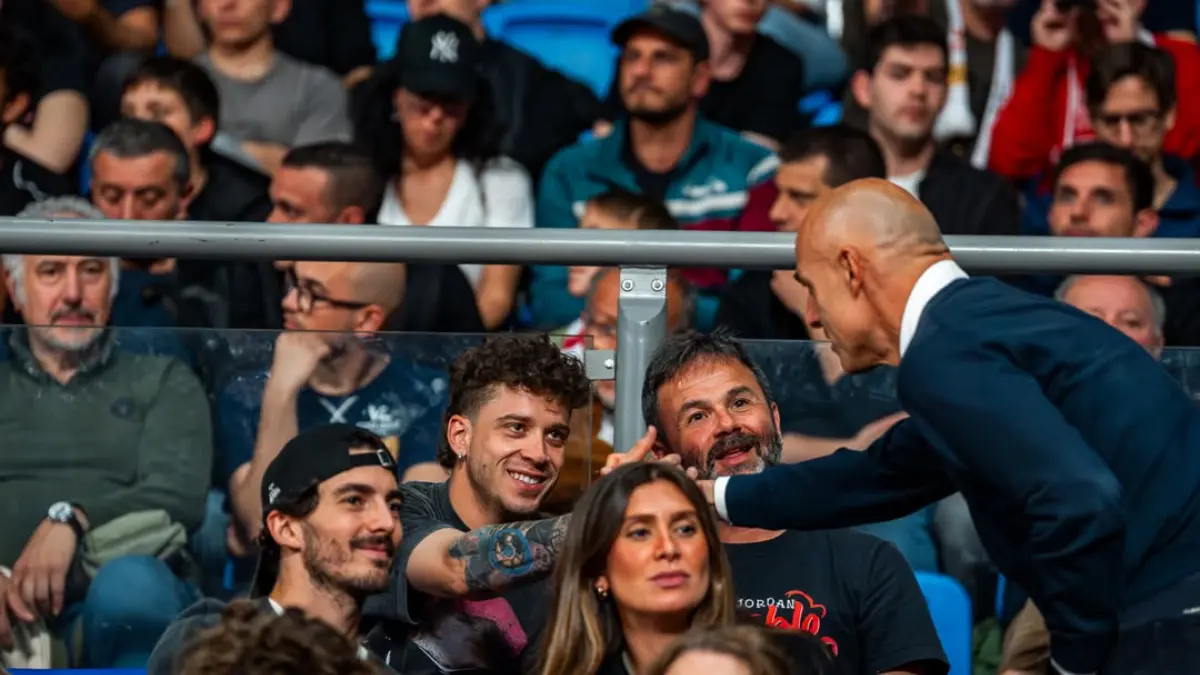 Francesco Bagnaia, Marco Bezzecchi, dan Franco Morbidelli hadir di playoff basket Serie A2 Italia usai Tes MotoGP Barcelona 2026. (Instagram  VR46 Riders Academy Official)