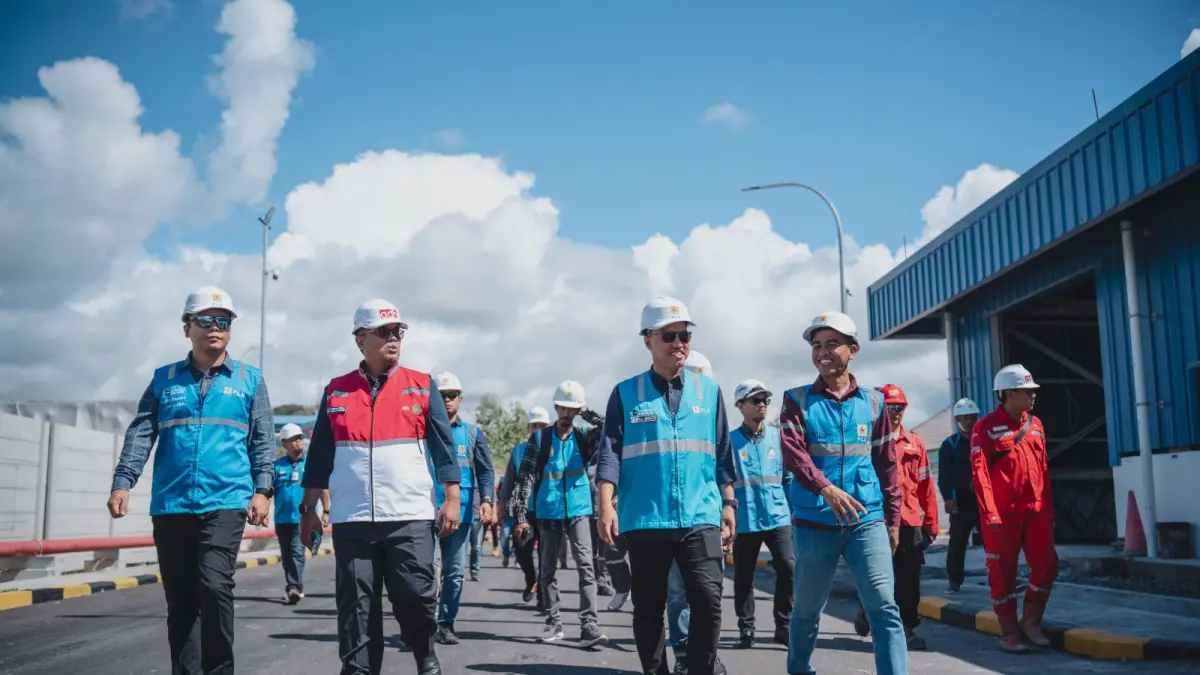 GM PLN UIP Nusra Rizki Aftarianto (dua dari kanan) bersama rombongan melakukan site visit ke PLTMG Sumbawa 2.