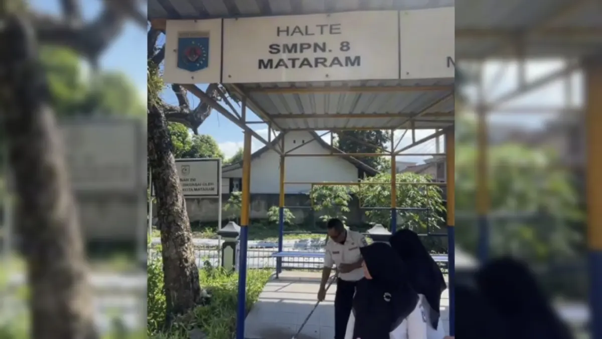Gotong royong pegawai Dishub Kota Mataram membersihkan halte trans mataram dan trans bening. 