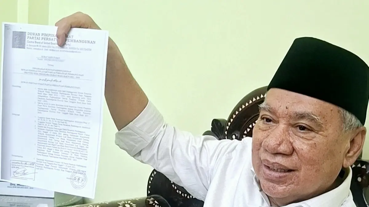 Ketua DPW PPP NTB H Muzihir menunjukkan SK pengurus DPW PPP NTB periode 2021-2026 sudah berakhir April 2026.