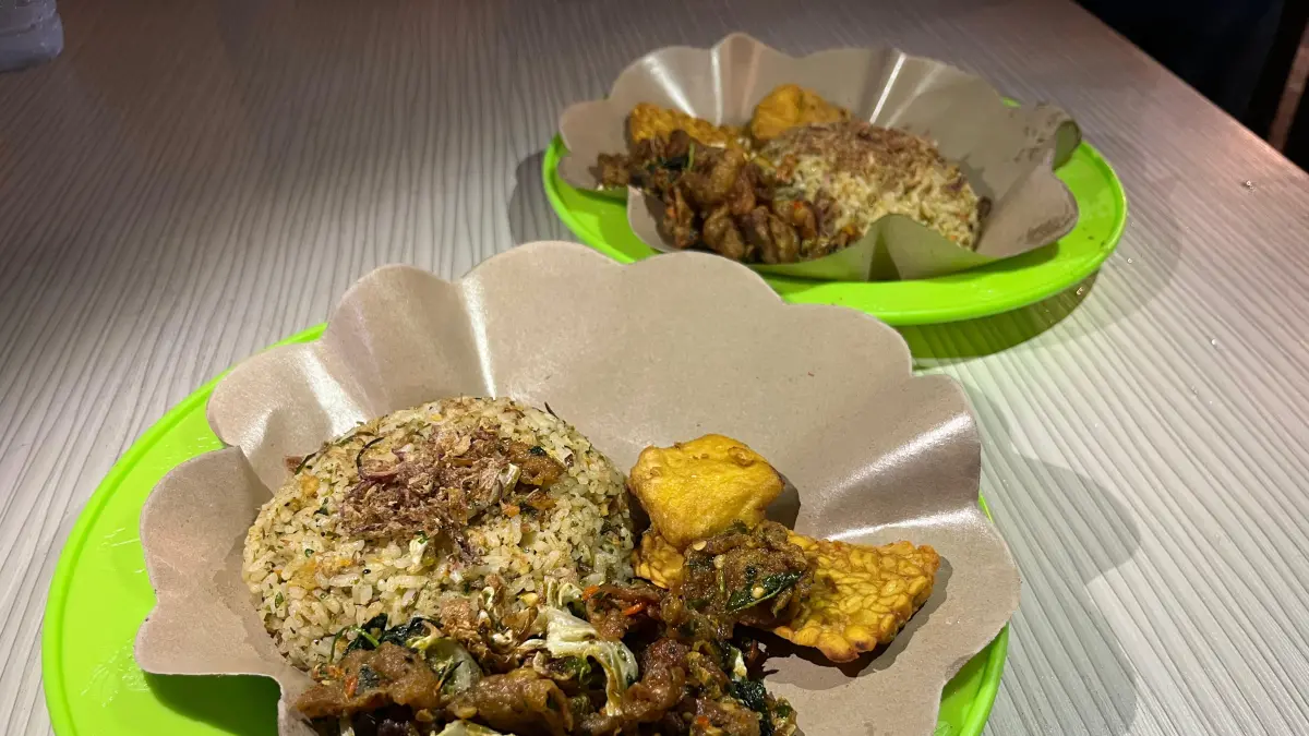 KULINER VIRAL: Penampakan menu Nasi Bejek Ori, kuliner viral yang dijual di kedai Cimol Bojot AA Apis yang berada di seberang Museum NTB, di Mataram. (Ferial/Lombok Post)