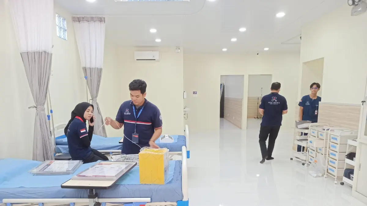 LAYANAN KESEHATAN: Sejumlah perawat sedang menata ruangan perawatan di Klinik Internasional Nusa Medica untuk menunjang kegiatan pariwisata di Lingkar Rinjani. 