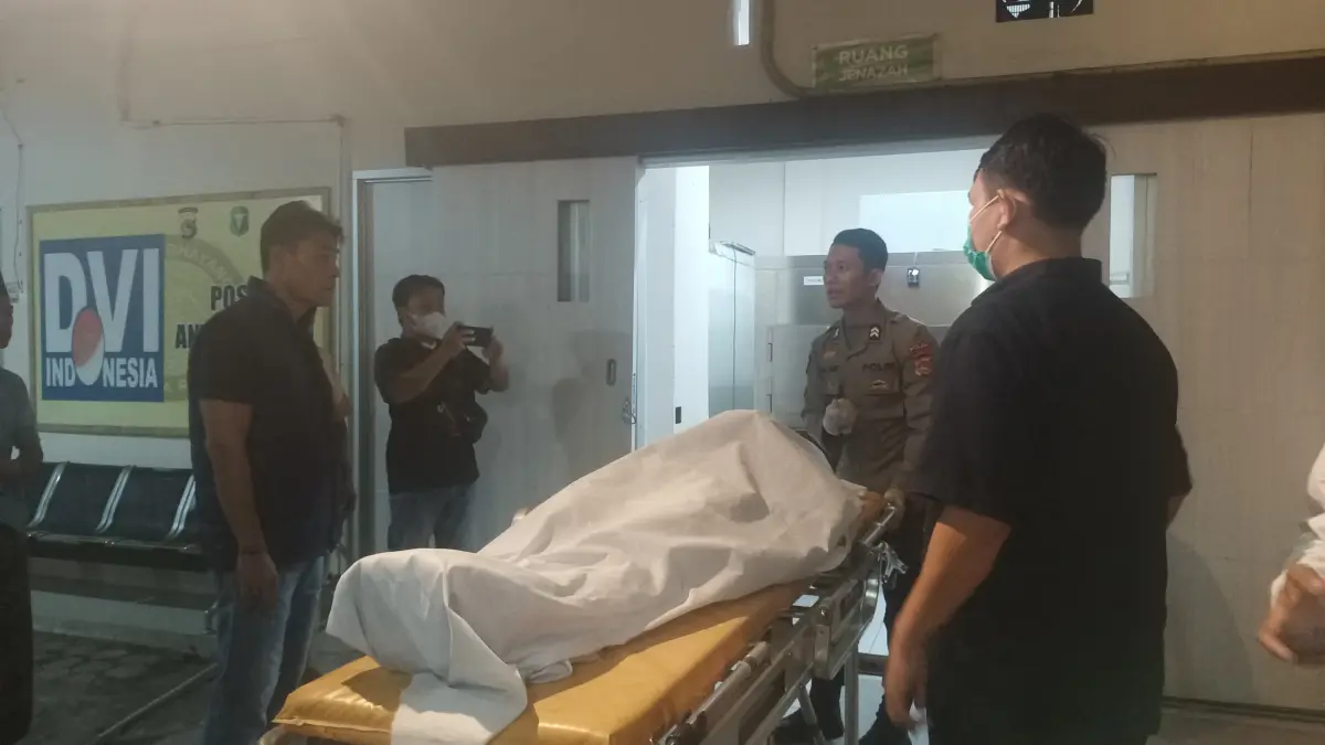OTOPSI: Pihak kepolisian mengevakuasi korban pembunuhan ke RS Bhayangkara Polda NTB, Jumat malam (22/5). (HARLI/LOMBOKPOST)