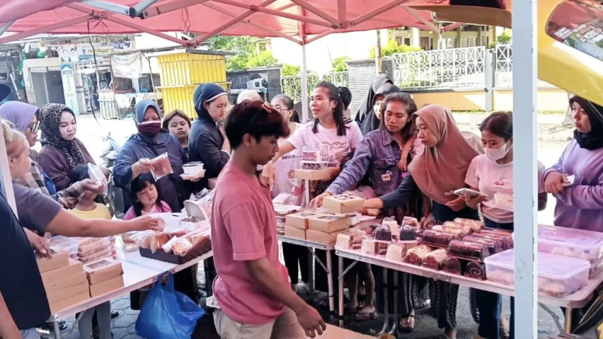 Para pengunjung berjibun mengitari meja portable yang menjual aneka jajanan viral di Janapria, Lombok Tengah, Jumat (22/5). Penjualan dilakukan secara mobile dari satu desa ke desa lain.