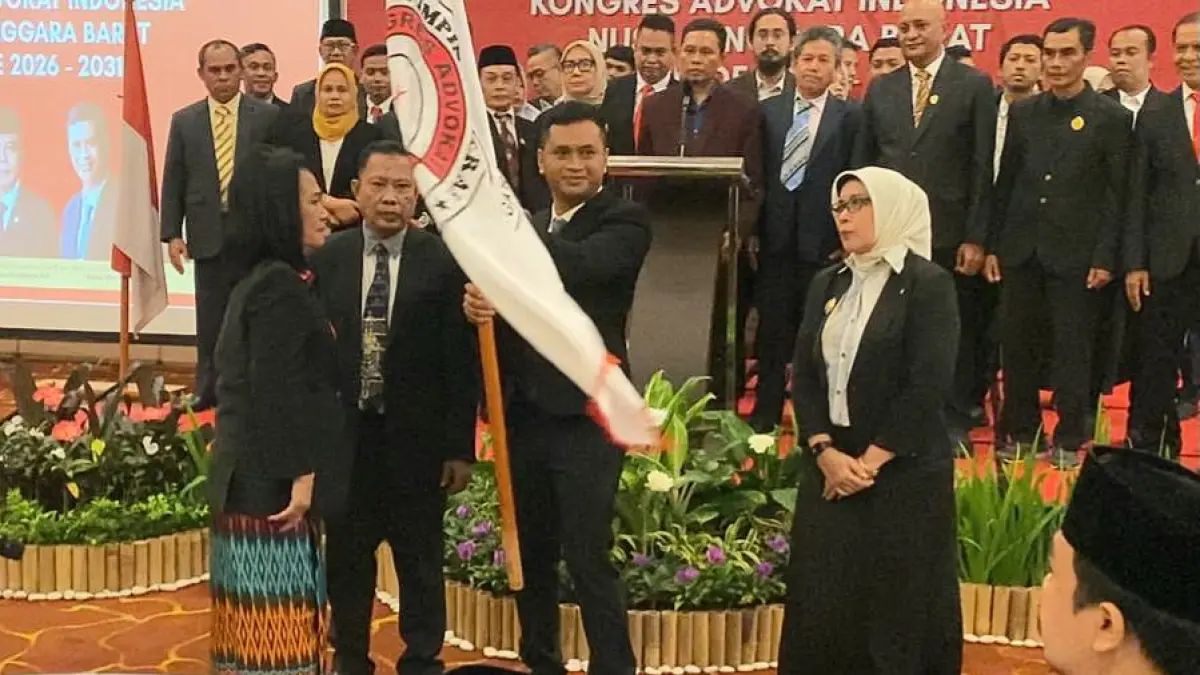 PELANTIKAN PENGURUS: Ketua Umum DPP KAI Siti Jamaliah Lubis saat melantik Dr. Lalu Anton Hariawan sebagai Ketua DPD KAI NTB beserta jajaran pengurus baru di Hotel Merumatta Senggigi, Sabtu (23/6). (Toni/Lombok Post)
