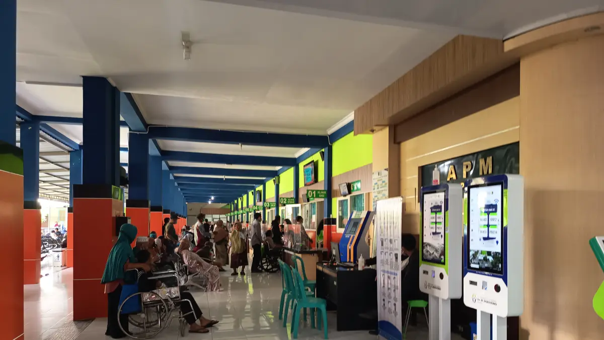 PELAYANAN PRIMA: Papan informasi antrean online yang ditempatkan di anjungan pendaftaran mandiri RSUD Soedjono Selong.
