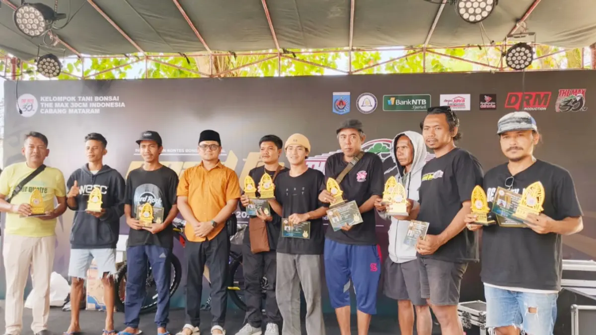 Penyerahan tropi dan sertifikat oleh Kepala Dinas Pariwisata Kota Mataram Dr. Cahya Samudra, S.STP., MH., pada Sabtu (23/5/2026).