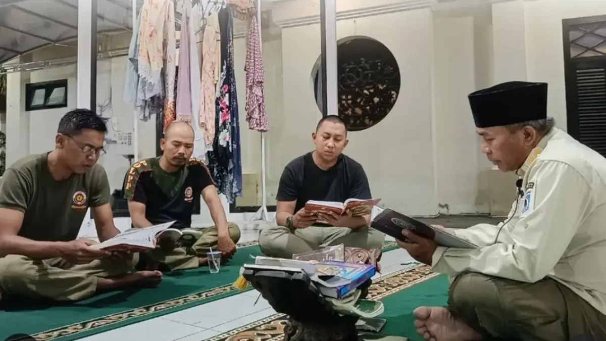 Personel Satpol PP Kota Mataram mengikuti kegiatan yasinan rutin di Pendopo Wali Kota Mataram. (DOK. SATPOL PP)
