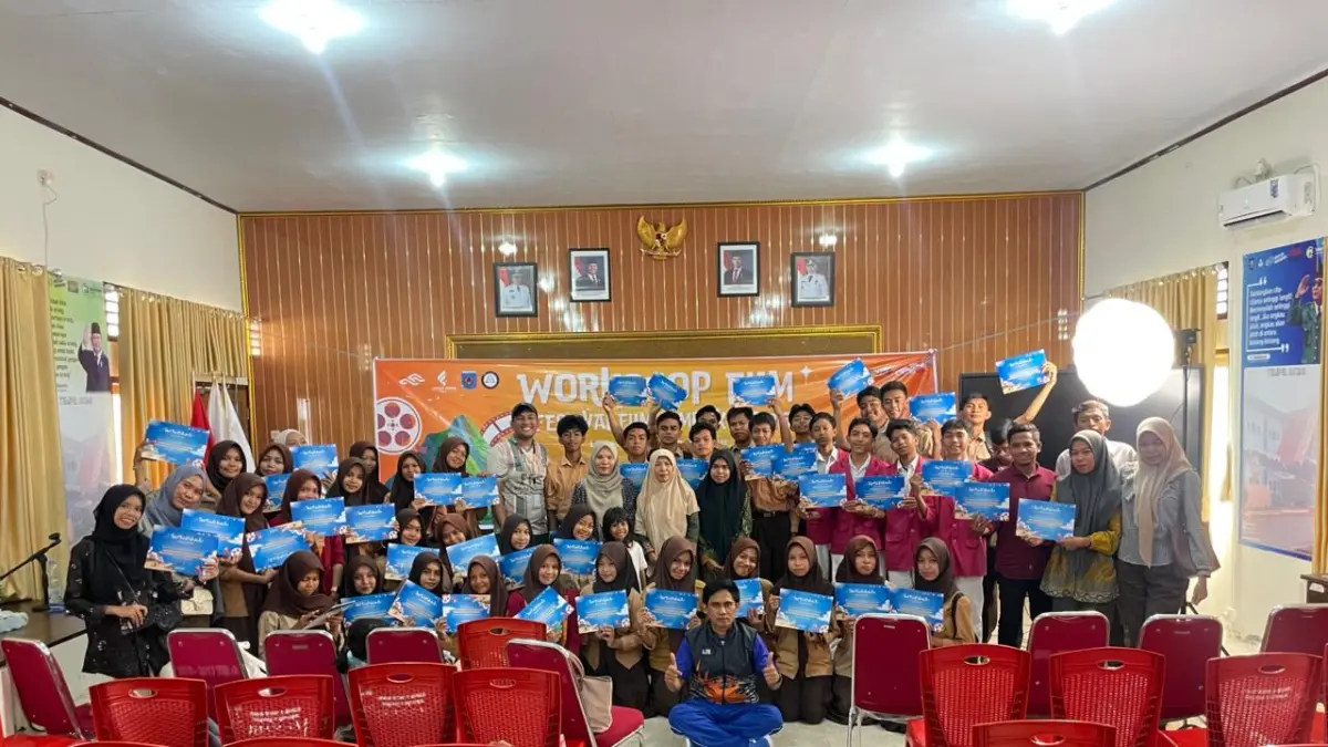 Peserta workshop perfilman pemuda di Bima bersama Dikpora NTB. (DIKPORA NTB/LOMBOK POST)