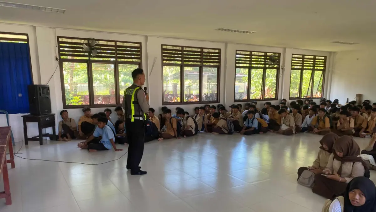 POLISI KE SEKOLAH: Para siswa SMKN 1 Gangga menyimak materi terkait tertin lalu lintas, Jumat pagi (22/5).