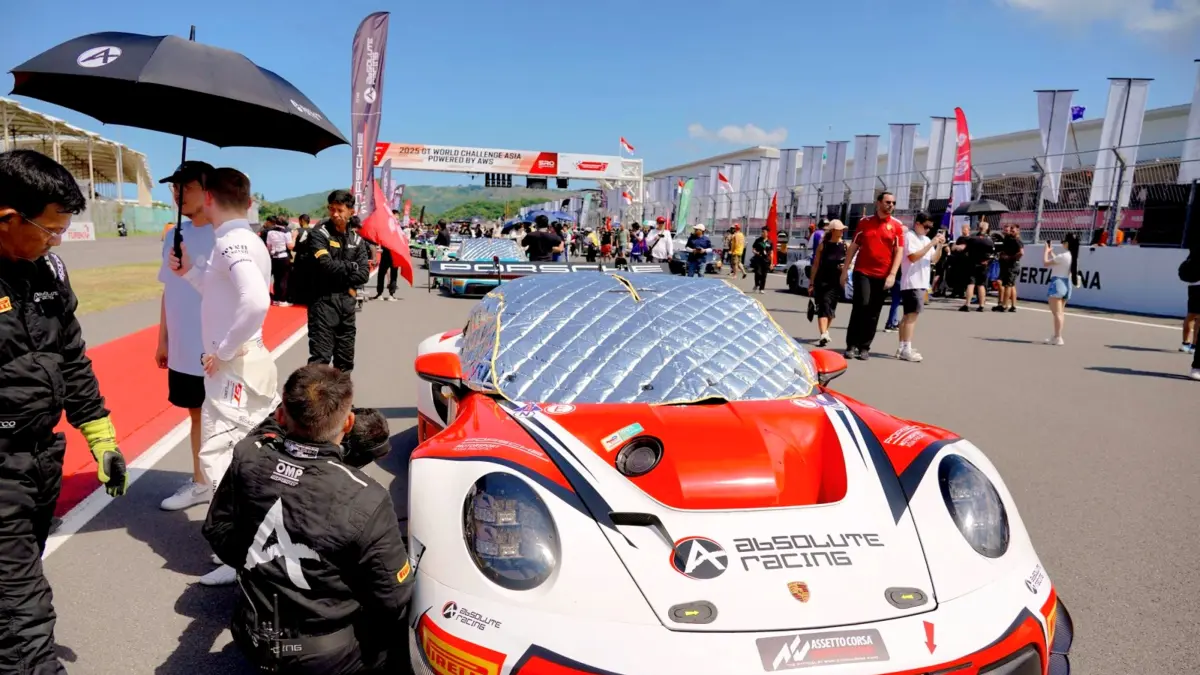 Sejumlah mobil balap yang akan bersiap balapan dalam ajang GT World Challenge Asia 2026 di Sirkuit Internasional Mandalika, Lombok Tengah, Minggu (3/5) lalu. (Dewi/Lombok Post) 
