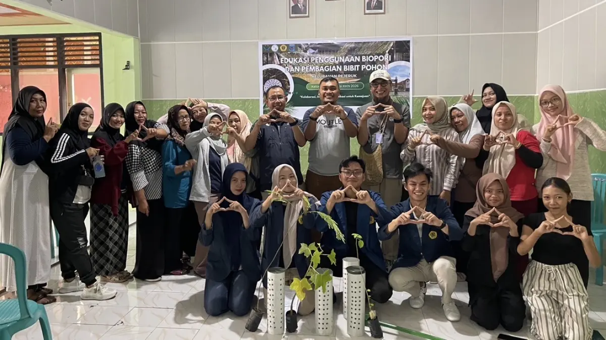 Edukasi penggunaan biopori dan pembagian bibit pohon oleh Dinas LH Kota Mataram di Kelurahan Pejeruk, Kota Mataram, bersama mahasiswa dari Prodi Ilmu Lingkungan Hidup, FMIPA, Unram kepada kader dan warga.  (ZAD/LOMBOK POST)