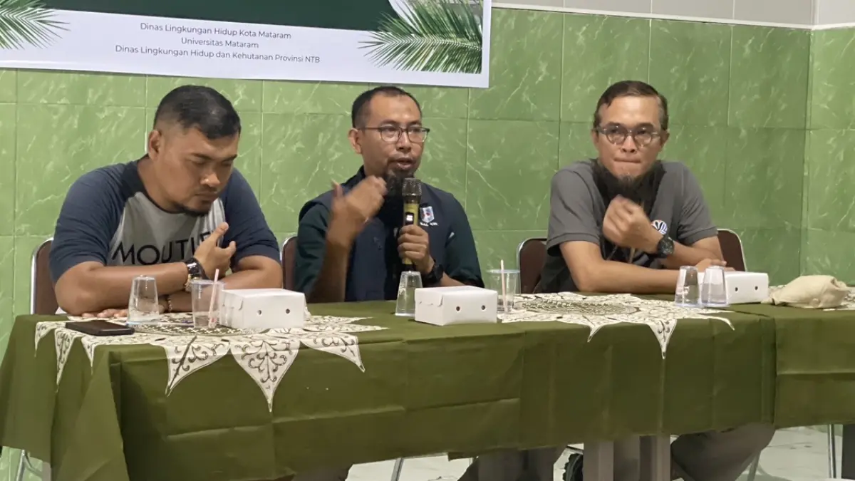 Kabid Tata Lingkungan, Dinas Lingkungan Hidup Kota Mataram Salikin (tengah) saat memberi penjelasan tentang biopori. (ZAD/LOMBOK POST)