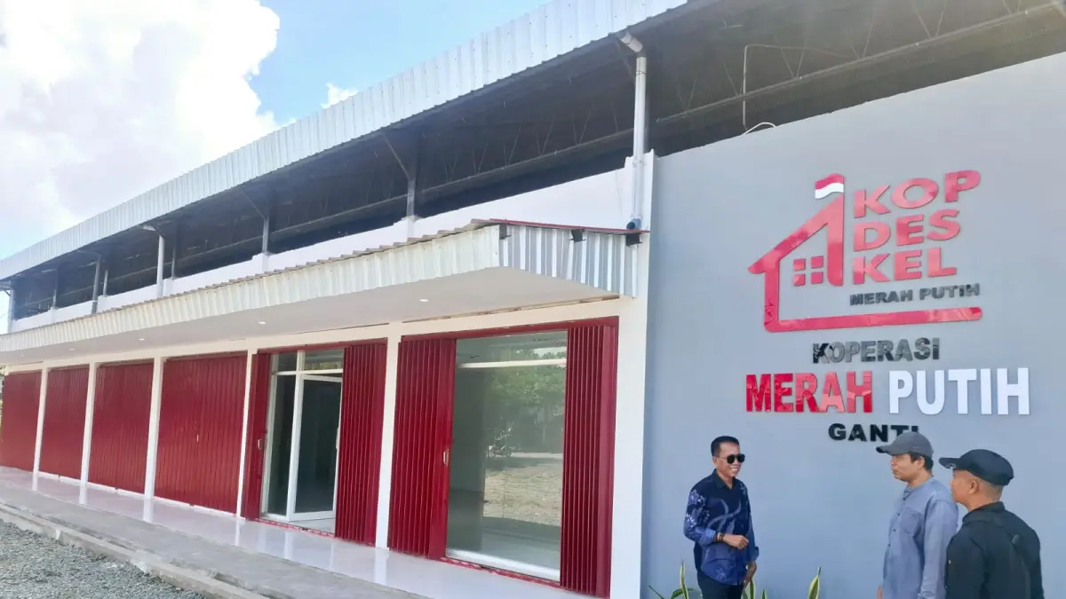 Kepala Desa Ganti Arme (kiri) bersama pengurus Koperasi Desa Merah Putih Desa Ganti meninjau progres bangunan koperasi yang sudah tuntas 100 persen, Sabtu (23/5). 