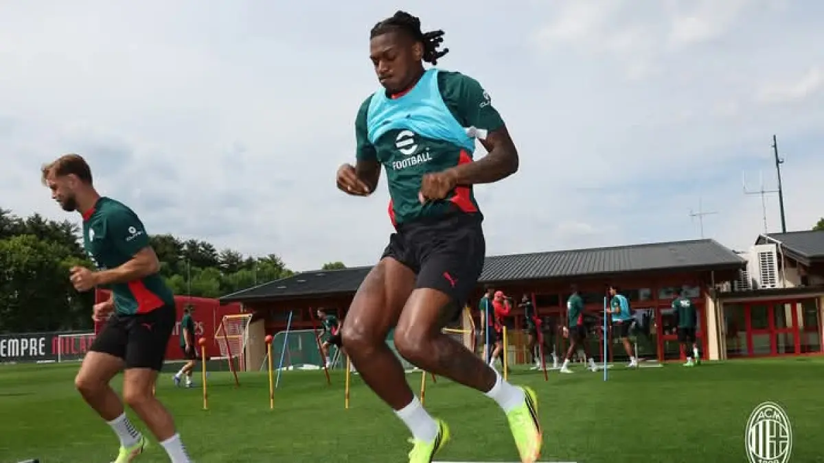 LONCAT: Striker AC Milan Rafael Leao dalam salah satu sesi latihan klub. (Istimewa) 