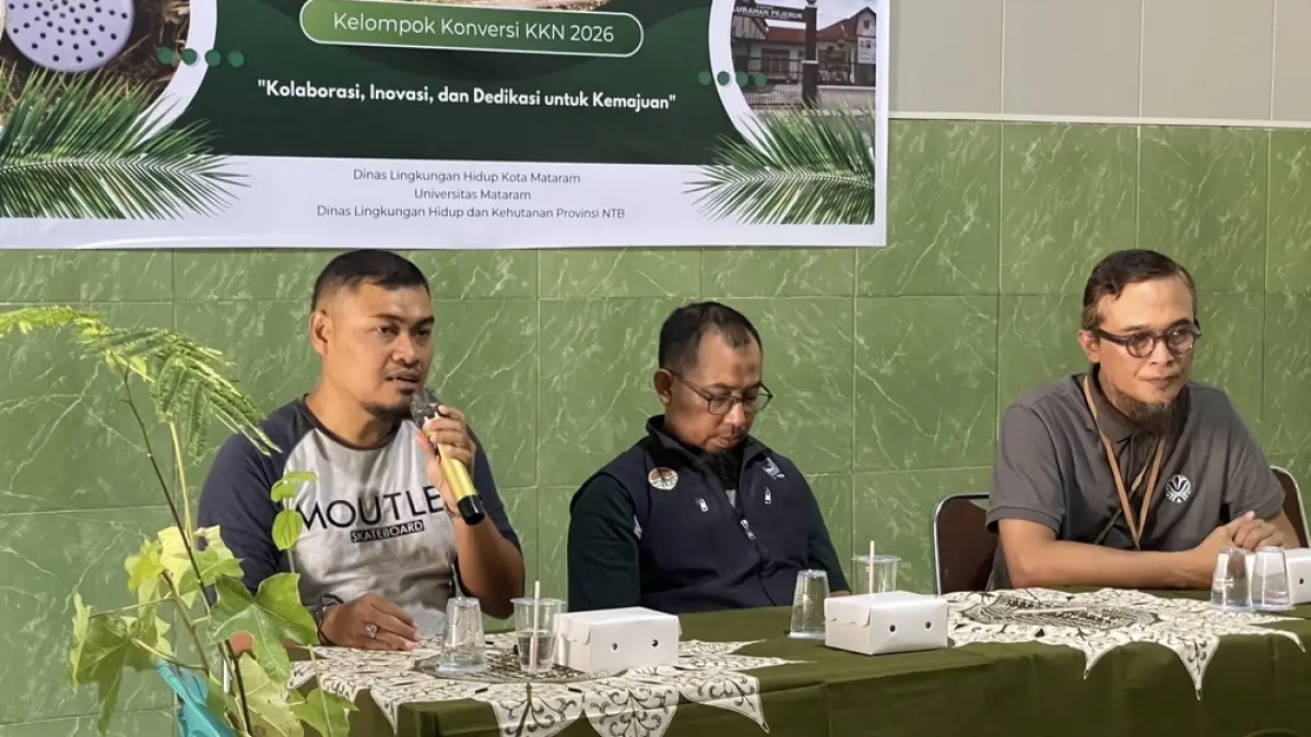 Lurah Pejeruk Lalu Bagus Afriadi saat menjelaskan teknis penanganan sampah di wilayahnya. (ZAD/LOMBOK POST)