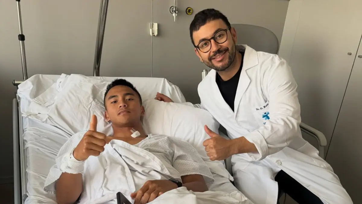 Mario Aji menjalani operasi cedera fraktur servikal C6 dan C7 usai crash di Le Mans. Honda Team Asia konfirmasi operasi sukses. (Instagram Honda Team Asia)