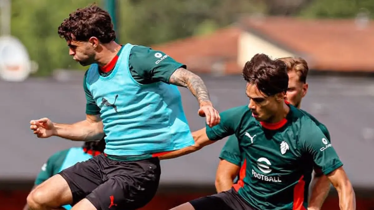MATANGKAN SKEMA: Para pemain AC Milan berlatih jelang pertandingan melawan Cagliari. (Istimewa) 