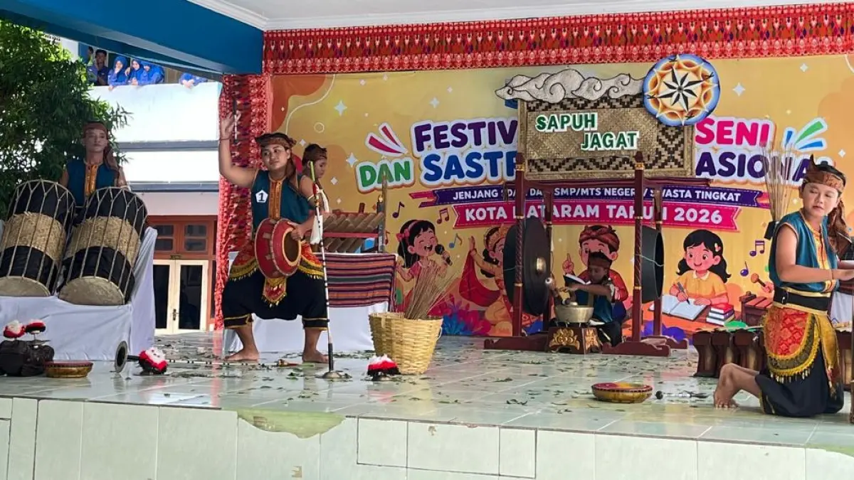 MUSIK TRADISIONAL: Tim musik tradisional SMPN 15 Mataram saat tampil pada ajang FLS3N 2026 tingkat Kota Mataram, Rabu lalu (20/5).