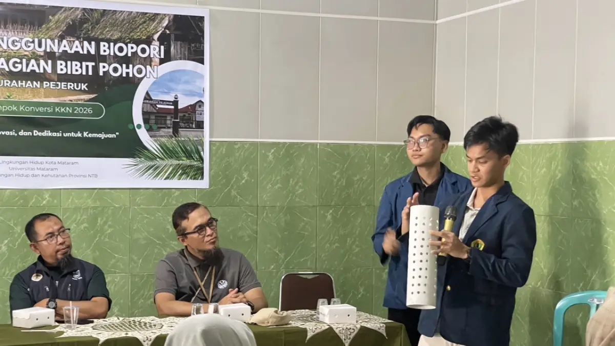 Perwakilan Pusdal LH Bali dan Nusa Tenggara, Dony Arif Wibowo (duduk dua dari kiri), Kabid Tata Lingkungan Dinas LH Salikin, dan peserta menyaksikan persentasi tentang manfaat biopori oleh seorang mahasiswa. (ZAD/LOMBOK POST)