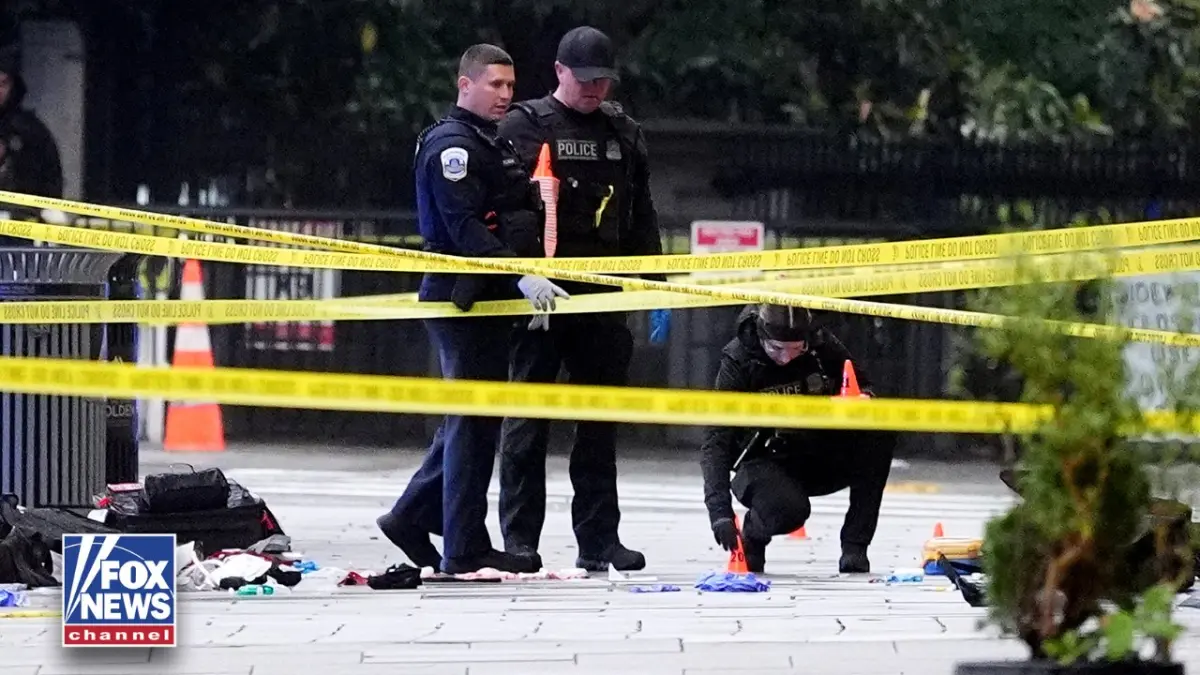 Petugas keamanan berjaga ketat di sekitar Gedung Putih usai insiden penembakan yang melibatkan Nasire Best, pria 21 tahun asal Maryland yang tewas ditembak Secret Service. (tangkapan layar FOX NEWS)