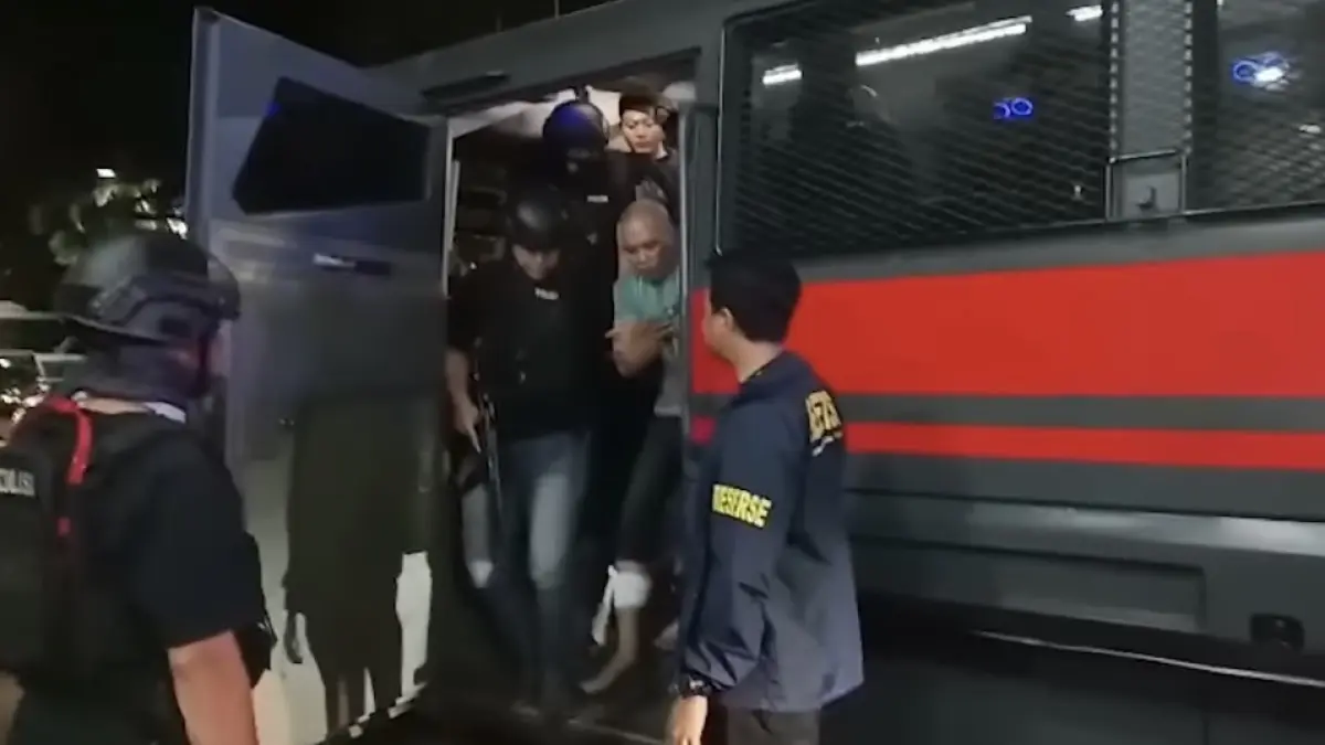 Seorang pelaku begal yang dilumpuhkan di bagian kaki oleh tim pemburu begal Polda Metro.