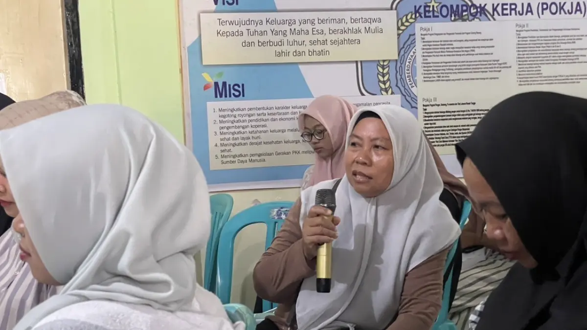 Sumiati tengah menuturkan pengalamannya menggunakan biopori. 