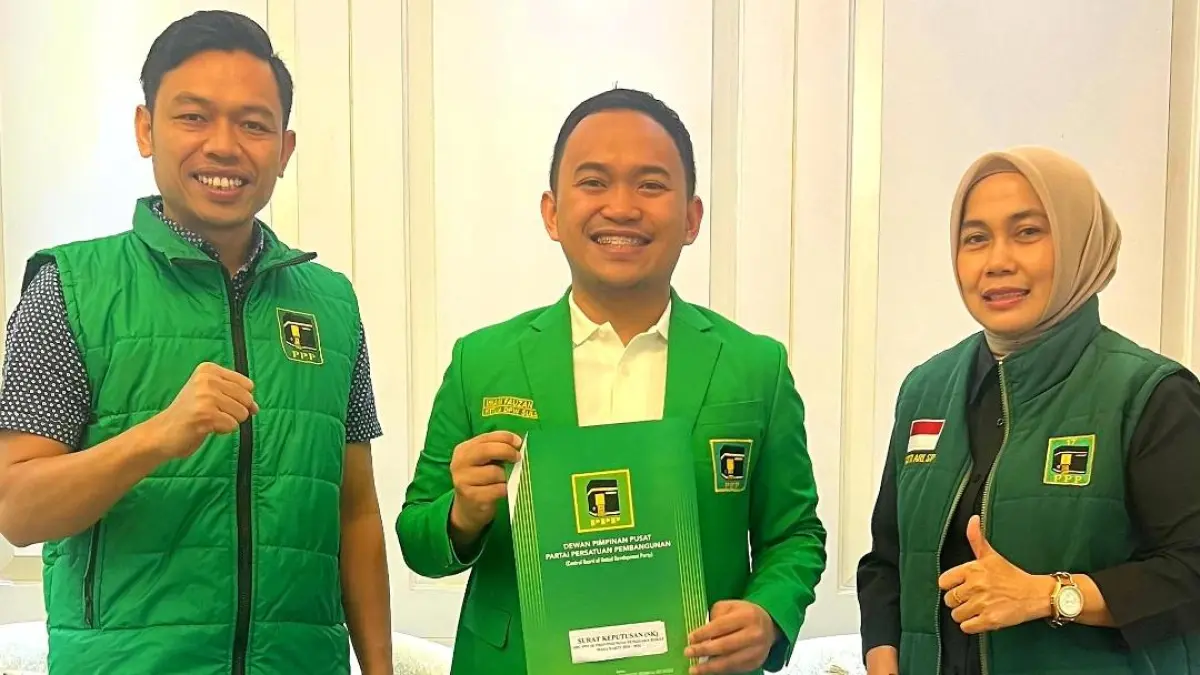 AMANKAN SK: Ketua DPC PPP Lombok Barat terpilih Muhali (kiri), saat mendampingi Sekretaris Wilayah DPW PPP NTB Sitti Ari (kanan) saat penjemputan SK kepengurusan 10 kabupaten/kota dari Bendahara Umum PPP Imam Fauzan di kantor DPP PPP, Jakarta, baru-baru ini. 
