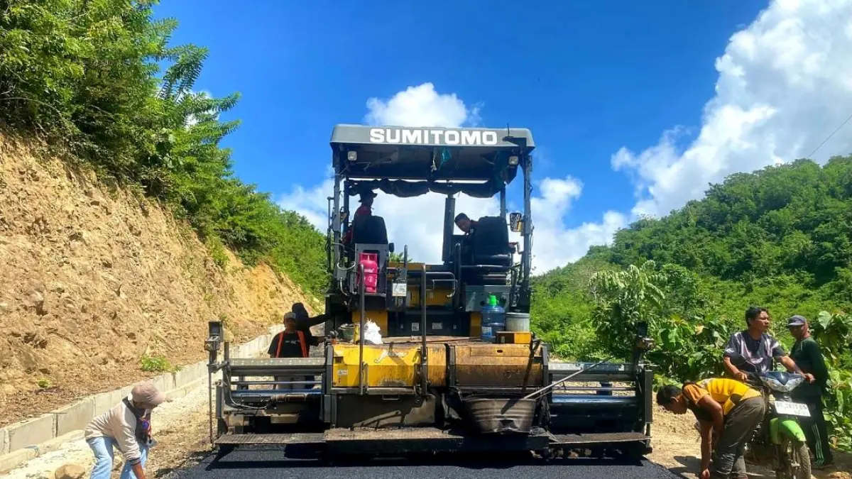 AKSES EKONOMI BARU: Alat berat saat melakukan proses pengaspalan di ruas jalan Lendang Re-Menjot, Kedaro, Kecamatan Sekotong, Lombok Barat, Sabtu (23/5).
