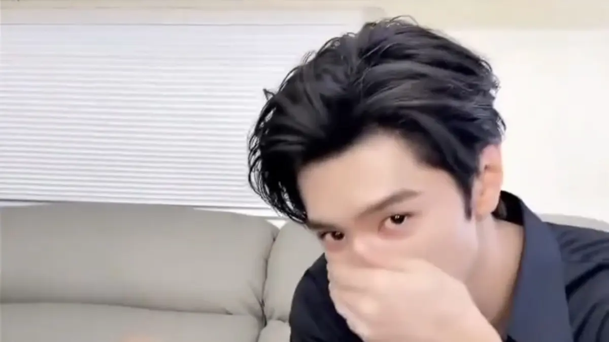 Aktor populer asal Tiongkok, Chen Zhe Yuan, kembali menarik perhatian publik lewat unggahan video singkat di akun Douyin (TikTok versi Tiongkok) miliknya. 