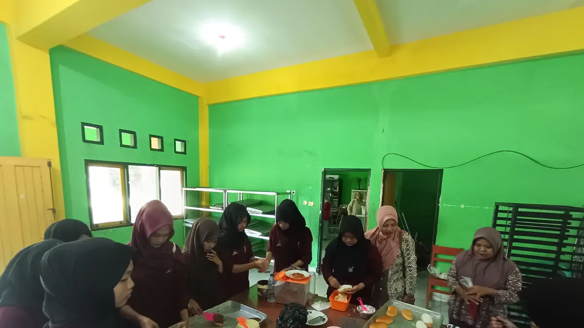 BUAT ROTI: Puluhan siswi SRMA 38 Lombok Timur saat praktik membuat roti di SMKN 1 Sakra.
