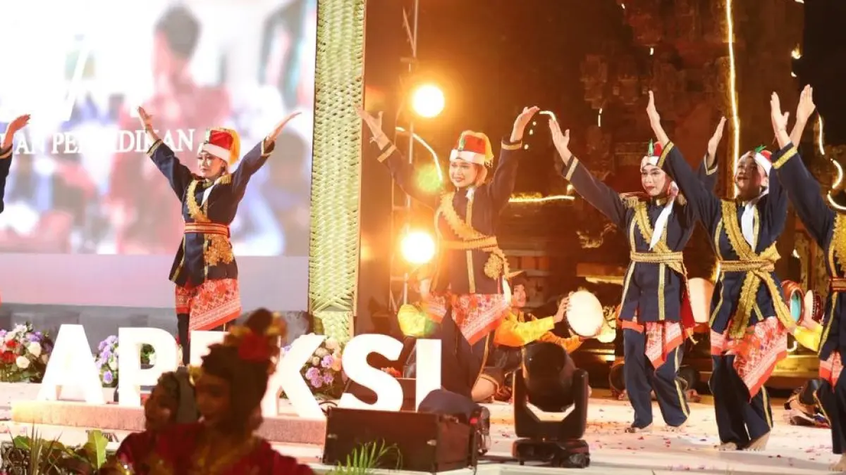 BUDAYA SASAK: Terune Dedare Kota Mataram, memadukan kreatifitas musik suku Sasak dan seni religi bernuansa Islami saat tampil di Rakerwil APEKSI 2026 Kota Denpasar, Sabtu lalu (23/5).

