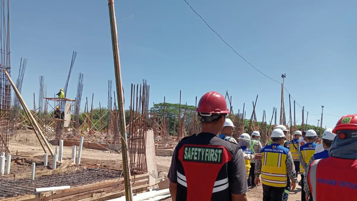 DIKEBUT: Gedung sekolah rakyat di Desa Gumantar, Kecamatan Kayangan masih dalam proses pengerjaan.