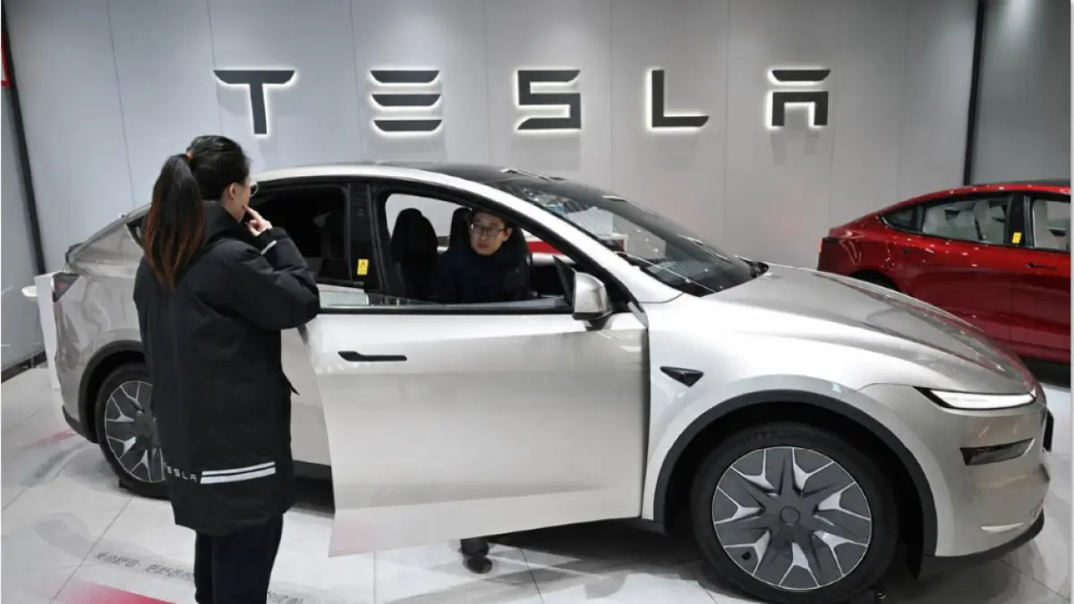 DIRESMIKAN: Seorang pengunjung mencoba Tesla Model Y dalam acara pameran mobil listrik di Beijing. Teknologi mengemudi otonom (FSD Supervised) dari Tesla mulai diaplikasikan di Tiongkok. (PEDRO PARDO/AFP)