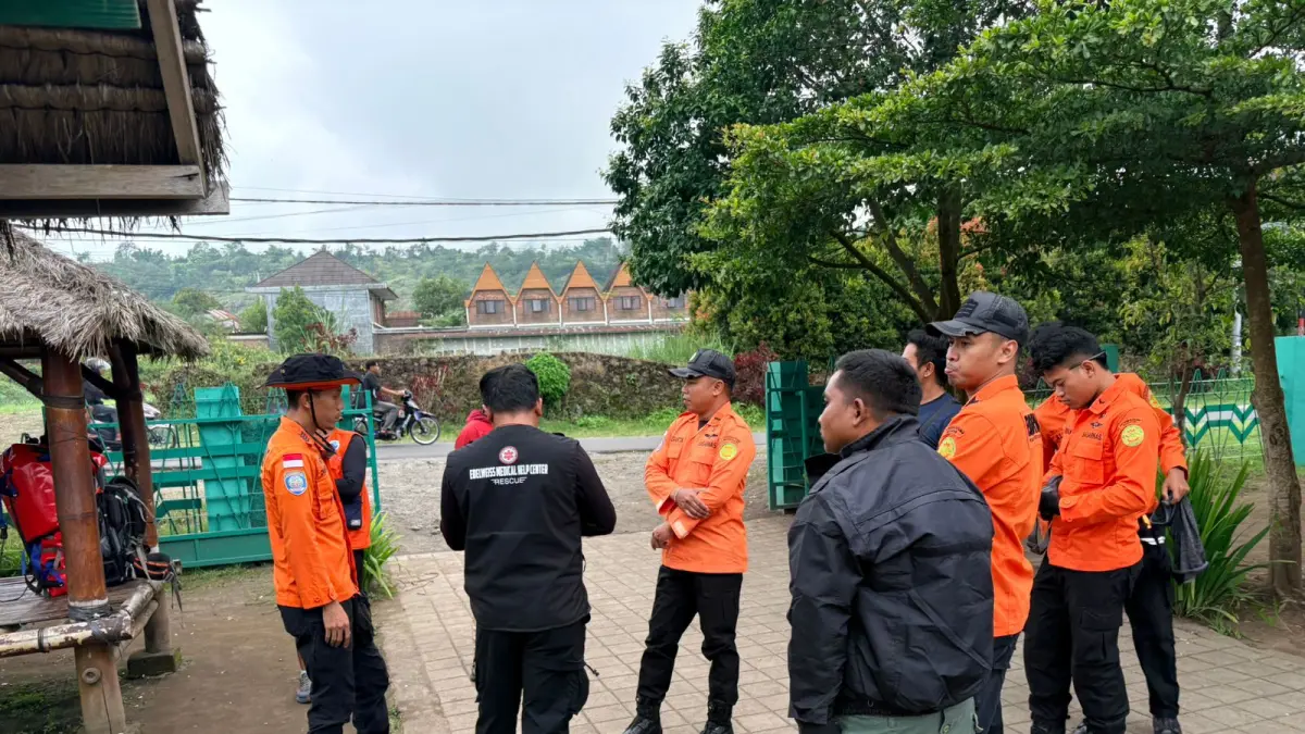 EVAKUASI: Tim gabungan tengah siap siaga untuk melakukan evakuasi terhadap pendaki yang terjatuh di Rinjani