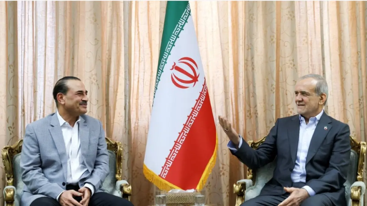 BERUNDING: Presiden Iran Masoud Pezeshkian (kiri) bersama Kepala Angkatan Darat Pakistan Syed Asim Munir (kanan) di Teheran, Iran, Sabtu (23/5). Munir datang ke Teheran untuk memperkuat mediasi antara Iran dan AS karena negosiasi selama berminggu-minggu masih alot. (KEPRESIDENAN IRAN / AFP)
