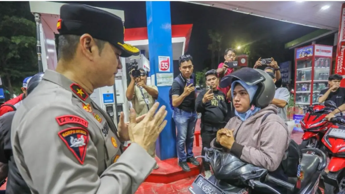 JELASKAN: Wakapolda Sumatera Utara, Brigjen Pol Sonny Irawan turun langsung memberi penjelasan kepada pengendara terkait black out PLN di SPBU Putri Hijau Medan, Sabtu (23/5) malam. (SUMUT POS)