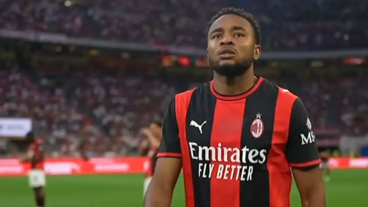 KALAH: Striker AC Milan Christopher Nkunku dengan jersey baru di laga pamungkas yang sayangnya gagal dimenangkan. (Istimewa) 