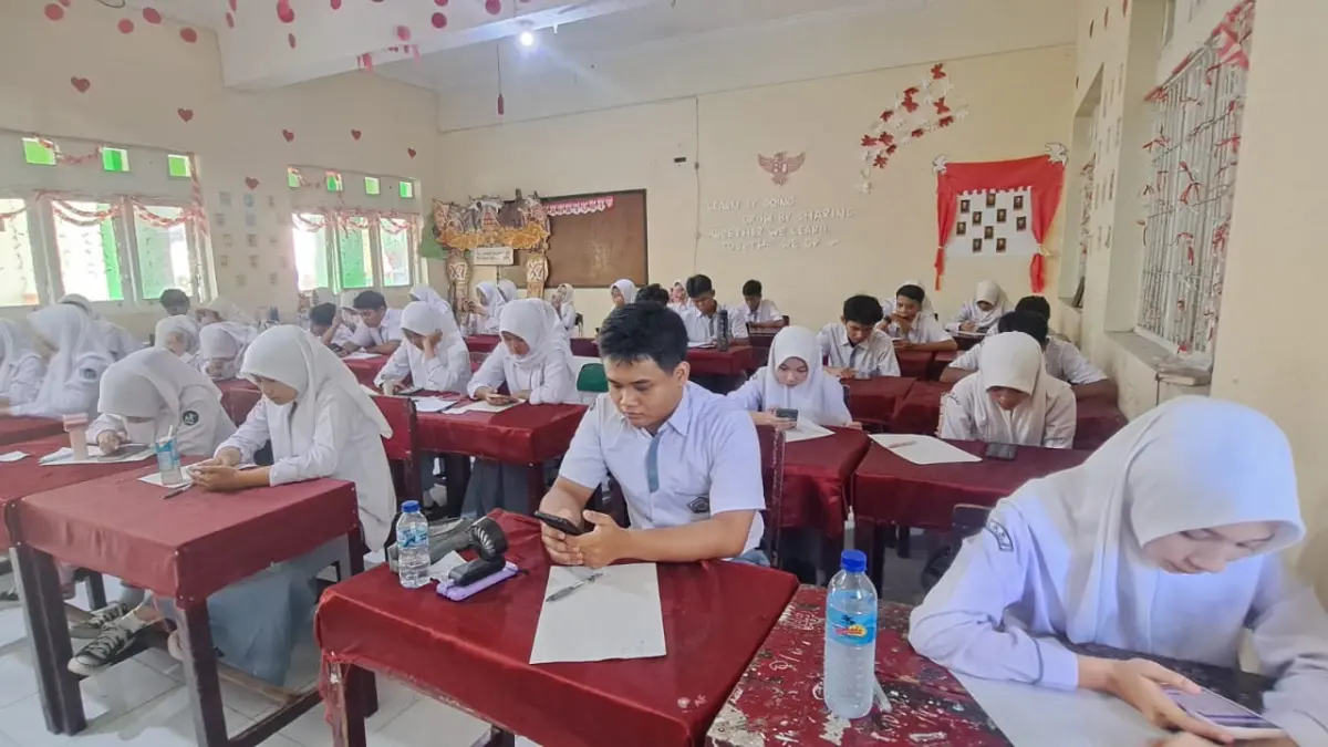 KERJAKAN SOAL: Siswa MAN 2 Mataram melaksanakan asesmen sumatif akhir tahun menggunakan smartphone di madrasah setempat, Senin (25/5).