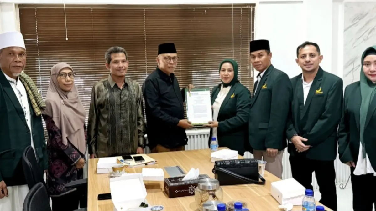 Ketua DPW Partai Bulan Bintang (PBB) NTB Nadirah Al-Habsy menyerahkan SK terbaru yang ditandatangani Penjabat (Pj) Ketua Umum Yuri Kemal Fadlullah dan Sekjen Ruksamin ke Ketua KPU NTB Muhammad Khuwailid, Rabu (20/5).