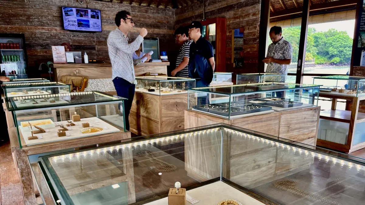 KOMODITAS UNGGULAN: Mutiara laut, salah satu komoditas unggulan ekspor NTB di showroom mutiara yang ada di Lombok Utara, beberapa waktu lalu. (Ferial/Lombok Post)