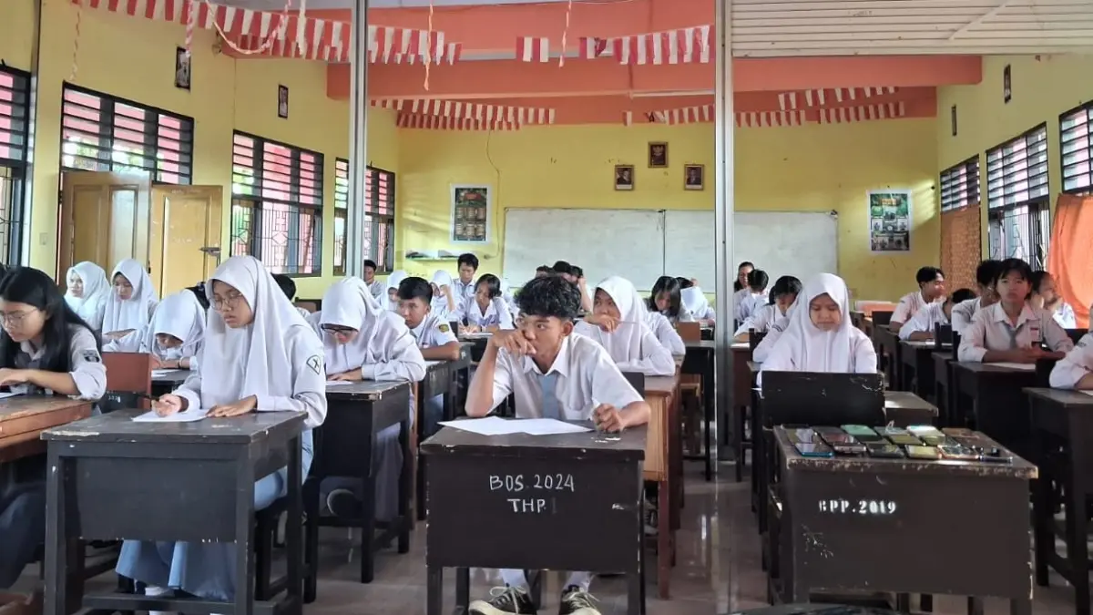 LOMBA: Perwakilan siswa masing-masing kelas SMAN 4 Mataram mengikuti lomba cipta puisi di sekolah setempat, pekan lalu.

