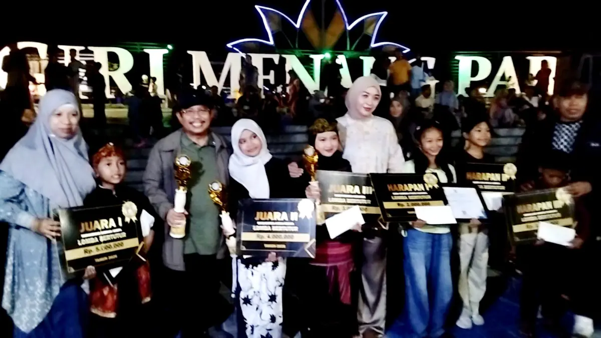 MALAM LITERASI: Bupati Lobar Lalu Ahmad Zaini menyerahkan hadiah kepada para peserta Lomba mendongeng dalam malam literasi yang dihadiri pendongen nasional Kak Danang.