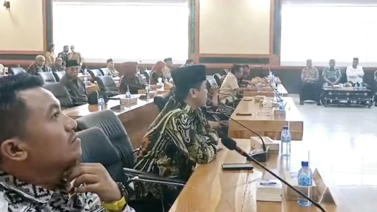 Marga Harun (kiri) dan Mohammad Akri (kanan) menyampaikan interupsi di rapat paripurna DPRD NTB, Senin (25/5). 