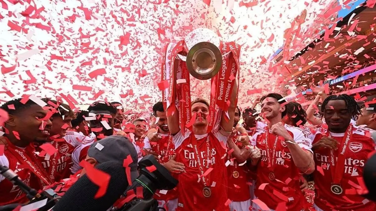 Pemain Arsenal merayakan gelar juara Liga Inggris. (ARSENAL.COM)