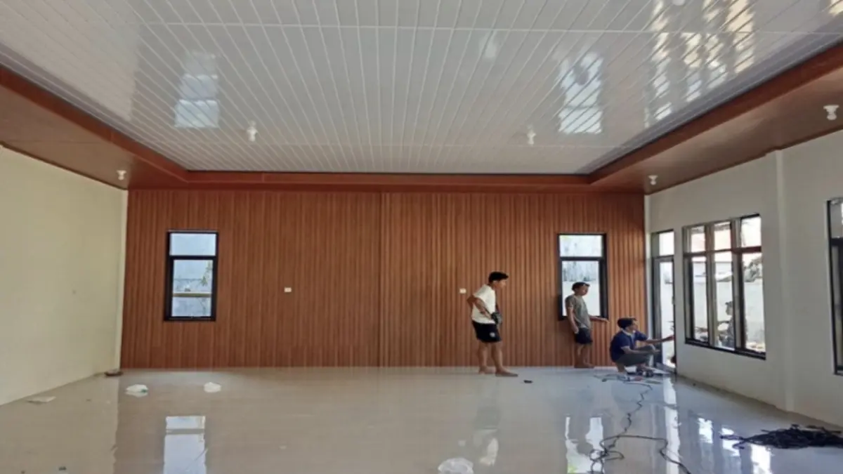 Pembangunan di tingkat kelurahan hingga lingkungan digencarkan PUPR karena dampaknya dirasakan langsung warga, di antaranya yakni finishing Aula Kantor Lurah Cilinaya dan pembangunan gapura di Lingkungan Montong Are. (DOK. PUPR)