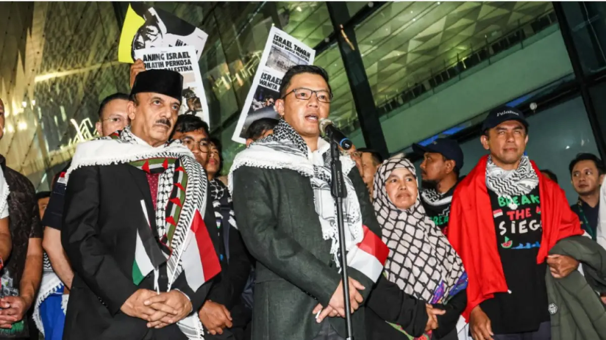 PULANG: Sejumlah relawan bertemu dengan keluarganya saat mereka tiba di Terminal 3, Bandara Soekarno-Hatta, Tangerang, Ahad (24/5). (JAWA POS)