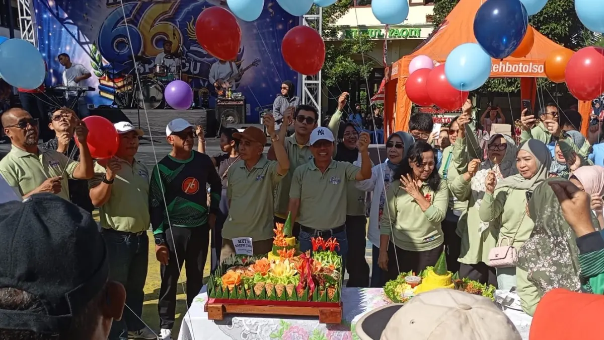 PUNCAK PERAYAAN: Plh Disdik Kota Mataram Lalu Martawang (topi putih depan tumpeng)), didampingi Ketua IKA Spendu Didi Sumardi dan Plt Kepala Spendu Ni Nengah Sri Swathi saat melepas balon pada puncak peringatan HUT ke-66 Spendu, Minggu (24/5).